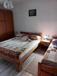 una camera con un grande letto e due tavoli di Guesthouse Milka a Poljanak