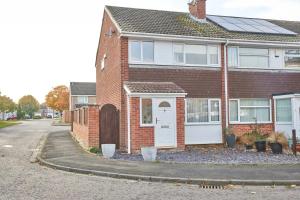 a red brick house with a white door at Cosford House - 3BR House in in Kenton