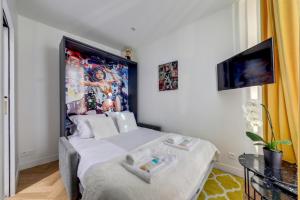 ein Schlafzimmer mit einem Bett mit einem großen Poster an der Wand in der Unterkunft 213 Suite Givenchy - Superb apartment in Paris in Paris