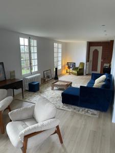 sala de estar con sofá azul y sillas en La casa du Cerisier en Veyrier-du-Lac