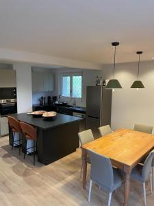 cocina con mesa de madera y comedor en La casa du Cerisier en Veyrier-du-Lac