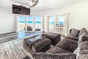 אזור ישיבה ב-Ocean Air Upper East Private Beach unit on 30A