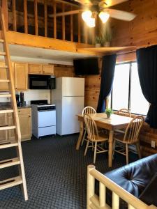 eine Küche und ein Esszimmer mit einem Tisch und Stühlen in der Unterkunft Mountain View Lodge & Cabins in Hill City