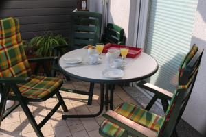 Ferienwohnung Tornow في زينوويتز: طاولة مع أكواب وأطباق من المواد الغذائية والمشروبات