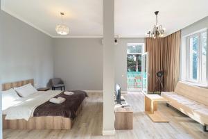 1 dormitorio con 1 cama y 1 sofá en Mini Apartment near Fabrika, en Tiflis