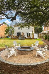 due sedie e un focolare in un giardino di Natural Beauty A a Virginia Beach