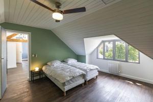 a bedroom with a bed and a ceiling fan at Superbe villa familiale - 1408 in Esterre