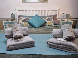 une chambre avec un lit avec des serviettes au sol dans l'établissement La corte segreta, à Venise