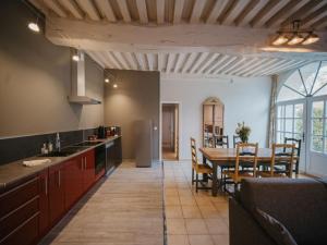 By les Climats - Au coeur du Vignoble - Fixey في Fixin: مطبخ مع طاولة وغرفة طعام