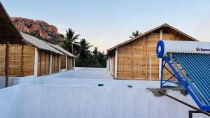 un tavolo da ping pong di fronte a un edificio di Greenstone Resort Hampi a Hampi