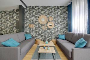 salon z 2 kanapami i stolikiem kawowym w obiekcie 195 Suite Royal - Superb apartment in Paris w Paryżu