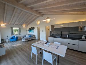 Η κουζίνα ή μικρή κουζίνα στο Luxury Stunning Seaview Villa by SardiniaGem
