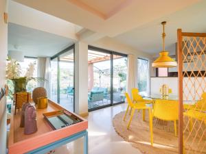 ein Esszimmer mit gelben Stühlen und einem Tisch in der Unterkunft Cosy villa with private pool by CanaryScape in San Bartolomé de Tirajana