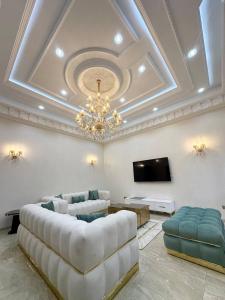 Rejiche的住宿－Luxury Villa, Central Ac, Bbq, Ideal For Events，客厅设有大沙发和电视