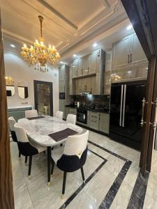 A kitchen or kitchenette at Luxury Villa, Central Ac, Bbq, Ideal For Events