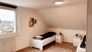 Cette petite chambre comprend un lit et une fenêtre. dans l'établissement Exklusive Wohnung für Monteure in Bochum, à Bochum