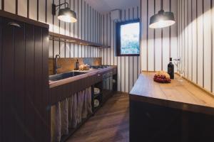 Kuchyň nebo kuchyňský kout v ubytování Roccamare Resort - Ville e Appartamenti