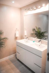 a bathroom with two sinks and a large mirror at Sesimbra Oasis Apartment in Sesimbra