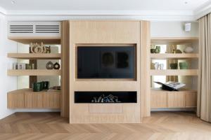 uma sala de estar com lareira e televisão em HIGHSTAY - Luxury Serviced Apartments - Centre Pompidou em Paris