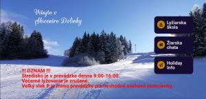 eine Anzeige für ein Skigebiet mit einer schneebedeckten Piste in der Unterkunft Chaty a horský hotel Kožiar in Žiar