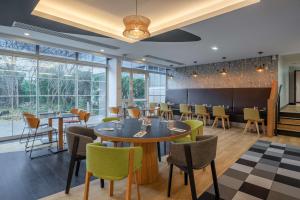 DoubleTree by Hilton Paris Bougival的休息区