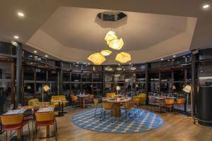 DoubleTree by Hilton Paris Bougival餐厅或其他用餐的地方