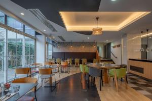 DoubleTree by Hilton Paris Bougival餐厅或其他用餐的地方