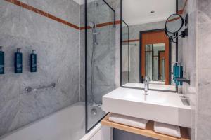 DoubleTree by Hilton Paris Bougival的一间浴室