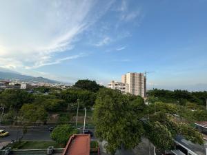 vistas a una ciudad con edificios y árboles en Hotel Mar Inn Cali, en Cali