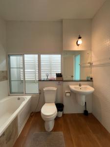 a bathroom with a toilet and a sink and a tub at Anna Home@Lat Krabang in Ban Khlong Prawet