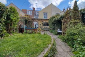 una casa con un jardín delante de ella en Large character home, hot tub, beach 5 min walk en Gorleston-on-Sea