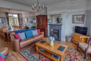 sala de estar con sofá y chimenea en Large character home, hot tub, beach 5 min walk, en Gorleston-on-Sea