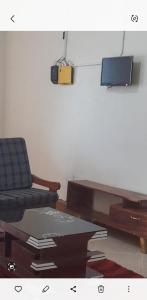 sala de estar con sofá y mesa en Bugara Homestay en Kisoro