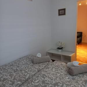 una camera da letto con un letto e un tavolo con asciugamani di Apartment Blue Moon a Lubiana
