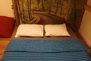 dos almohadas blancas sentadas en una cama en una habitación en A house with a view, en Tel Kazir