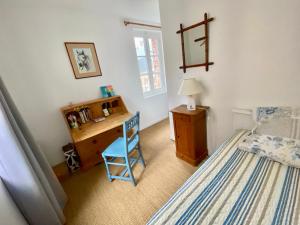1 dormitorio con cama, escritorio y cama sidx sidx sidx sidx en Maison cosy vue mer à 50m de la plage, en Étretat