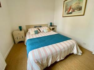 1 dormitorio con 1 cama y una foto en la pared en Maison cosy vue mer à 50m de la plage, en Étretat