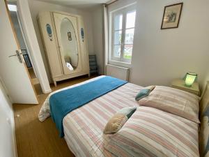een slaapkamer met een bed en een groot raam bij Maison cosy vue mer à 50m de la plage in Étretat