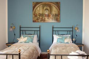 エルコラーノにあるCasa Graziosaの青い壁のドミトリールーム ベッド2台