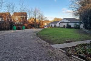 an empty driveway in a yard with houses at Forest view cottage in Nottingham