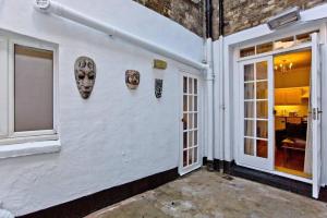 un edificio blanco con máscaras a un lado en 2 Bedroom Home Central London Victoria London, en Londres