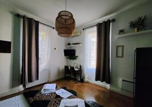 Habitación con cama, mesa y ventanas. en B&B Villa Rivabella, en Bolonia