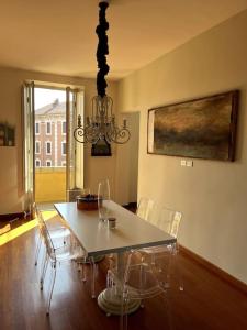 ein Esszimmer mit einem weißen Tisch und Stühlen in der Unterkunft Appartamento nel cuore di Asti in Asti