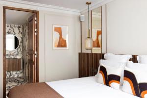 um quarto com uma cama com duas almofadas brancas em HIGHSTAY - Luxury Serviced Apartments - Centre Pompidou em Paris