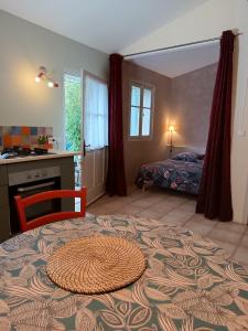 Cette chambre comprend une table, une cuisine et un lit. dans l'établissement Sous la vigne, à Rustrel
