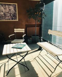 duas cadeiras e uma mesa num quarto em Hotel La Chaumette em Privas