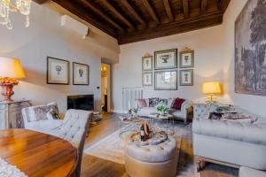 Et opholdsområde på Casa Pitt, a Luxury 3 bedrooms Apartment in Lucca