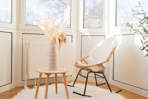 a vase and a chair in a room at Dein Ruhepol an der Nordseeküste mit Sauna in Cappel-Neufeld