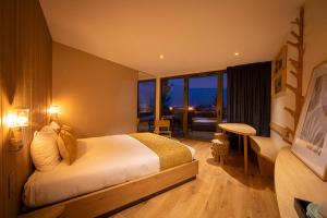 沙斯訥伊迪普瓦圖的住宿－Hôtel Ecolodgee，酒店客房设有一张床和一个大窗户