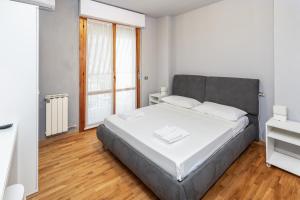 a bedroom with a large bed and a window at Apartment Forum V in Assago